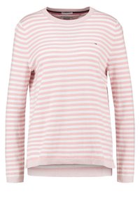 Ljusrosa och vit randig långärmad tröja med ribbad halsringning och nederkant; har en liten logotyp på bröstet.