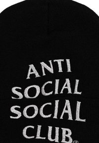 Czarna, dziana czapka beanie z białym haftowanym napisem "ANTI SOCIAL SOCIAL CLUB" ułożonym pionowo. Gładka faktura, dopasowany krój, bez dodatkowych akcentów.