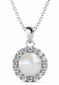 Collana d'argento con un pendente rotondo caratterizzato da una perla centrale, circondata da pietre chiare brillanti, su una catena a maglie.