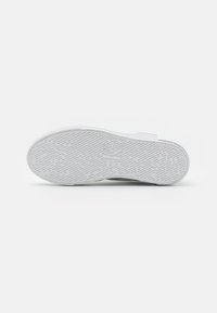 Weiße Sneaker-Sohle mit rutschfester Textur, mit geschwungenen Kanten und einem subtilen Markenlogo. Hergestellt aus Gummi, mit einer glatten Oberfläche.