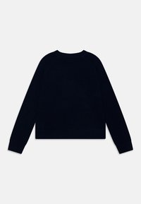 Mörkblå stickad tröja med rund halsringning, raglanärmar och ribbade mudd och fåll. Mjuk textur, figurnära stil och minimalistisk design.