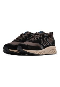 Bruine sportschoenen met een bovenwerk van suede en mesh, voorzien van zwarte accenten, een beige tussenzool en een gestructureerde rubberen buitenzool. Blauwe logodetail.