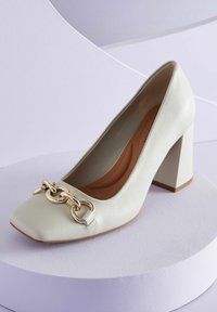 Next FOREVER COMFORT WITH MOTIONFLEX HARDWARE TRIM SQUARE TOE COURT - Klassieke pumps - bone