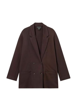 Donkerbruine dubbelgeknopte blazer met klepjes, twee voorkruiken en lange mouwen, plat neergelegd op een witte achtergrond.