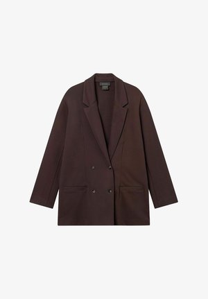 Donkerbruine dubbelgeknopte blazer met klepjes, twee voorkruiken en lange mouwen, plat neergelegd op een witte achtergrond.