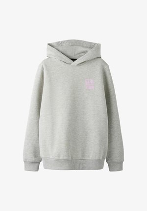 Gaiši pelēka kapuce ar ribveida aprocēm un apakšu, ar nelielu rozā japāņu tekstu kreisajā krūšu daļā.