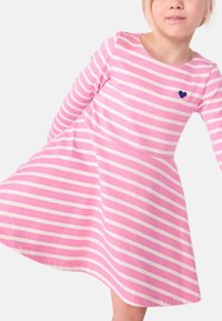 Rosa und weiße gestreifte Kleid mit langen Ärmeln, aus weichem Baumwollmaterial, Bootsausschnitt und einem kleinen blauen Herzakzent auf der Brust.