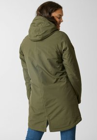 Olijfgroene hoodiejas met een rechte snit, klepzakken en een achterventilatie voor bewegingsvrijheid. Gemaakt van waterafstotend materiaal.