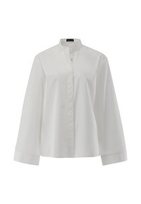 Camicia bianca a maniche lunghe con colletto a band, chiusura frontale con bottoni e tessuto morbido e liscio. Design semplice senza fantasie o dettagli.