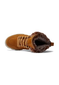 Brune ankelstøvler i ruskind med fuskepelsforing, polstret krave og strukturerte tan snørebånd. Tykk gummisåle. Ovenfra vises design detaljer.