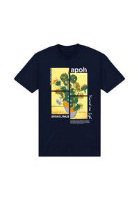 Tmavě modré bavlněné tričko s žluto-zelenou grafikou slunečnic v květináči, s textovými prvky v bílé a černé.