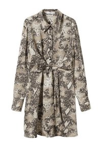 Robe-chemise à manches longues avec motif imprimé serpent, boutons sur le devant, col et ceinture nouée à la taille en tons beige et noir.