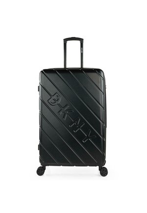 Maleta rígida negra con surcos diagonales, logo "DKNY" en relieve, asa retráctil y cuatro ruedas giratorias de 360 grados.