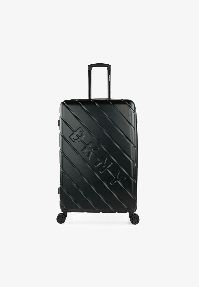 Maleta rígida negra con surcos diagonales, logo "DKNY" en relieve, asa retráctil y cuatro ruedas giratorias de 360 grados.
