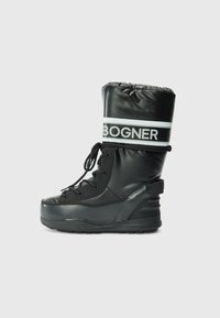 Zwarte winterboot met een gevoerde bovenkant, vetersluiting en BOGNER merklogo. Heeft een duurzame rubberen zool voor grip en een gestructureerd oppervlak.
