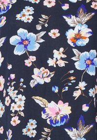 Tissu marine avec un motif floral comportant des fleurs bleues, roses et blanches, accompagnées de feuilles marron et de tonalités plus sombres dans l'ensemble.