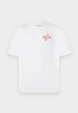 Tricou alb cu mânecă scurtă, cu un mic element grafic roșu și textul „EDWIN SUPPLY” în partea superioară stângă a pieptului.