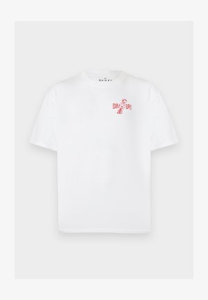 Biele tričko s krátkym rukávom s malou červenou grafikou a textom „EDWIN SUPPLY“ v hornej ľavej časti hrudníka.