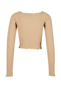 Beige geripptes Langarmoberteil mit gewelltem Ausschnitt und Saum, figurbetonter Passform und strukturiertem Material, geeignet zum Lagenlook oder als Einzelstück.