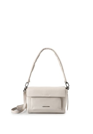 Hellbeige rechteckige Schultertasche mit Frontklappentasche, verstellbarem Riemen und silberfarbenen Beschlägen.