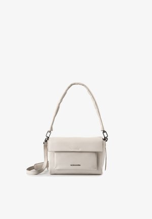 Hellbeige rechteckige Schultertasche mit Frontklappentasche, verstellbarem Riemen und silberfarbenen Beschlägen.