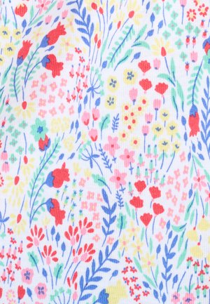 Tessuto stampato con un design floreale che presenta fiori rossi, rosa, blu e gialli su uno sfondo bianco; texture morbida con un aspetto a coste.