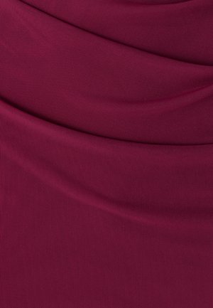 Tissu bordeaux avec une texture lisse, présentant des plis drapés qui créent une apparence fluide. Le matériau a un éclat subtil.