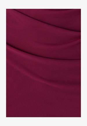Tissu bordeaux avec une texture lisse, présentant des plis drapés qui créent une apparence fluide. Le matériau a un éclat subtil.