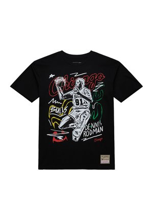 Camiseta negra con gráfico del jugador de baloncesto Dennis Rodman con el uniforme de los Chicago Bulls, con el texto "Chicago," "Bulls," y "Dennis Rodman.".