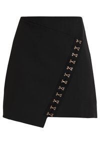 Gonna avvolgente nera realizzata in tessuto morbido, con dettagli in metallo dorato ai lati e un orlo asimmetrico elegante.