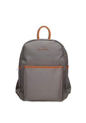 Grijze rugzak met voorvak en bruine leren bovenhandgreep en afwerking, compact en minimalistisch ontwerp, merklogo op het voorpaneel.