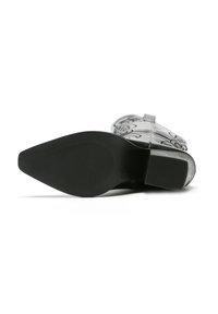 Botas de vaquero negras con punta afilada, parte superior de cuero texturizado con detalles decorativos y una suela de goma duradera con patrón antideslizante.