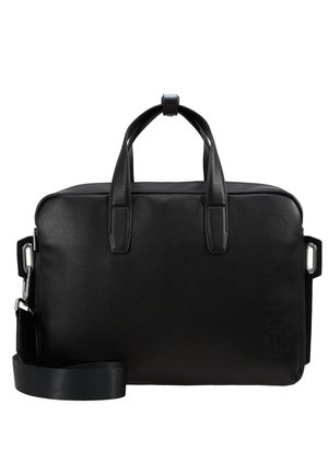Czarna, prostokątna torba na laptopa ze skóry, wyposażona w dwie rączki oraz regulowany pasek na ramię, z delikatnym, tłoczonym logo po boku.