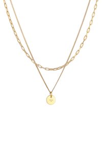 Collana a strati in metallo dorato caratterizzata da una catena a clip e una catena a corda attorcigliata, con un pendente circolare che presenta dettagli incisi.