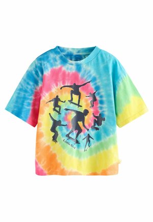 T-shirt à manches courtes tie-dye avec un tourbillon circulaire de bleu, rose, jaune et vert, agrémenté de silhouettes de skateurs noires et du texte "Little Bird".