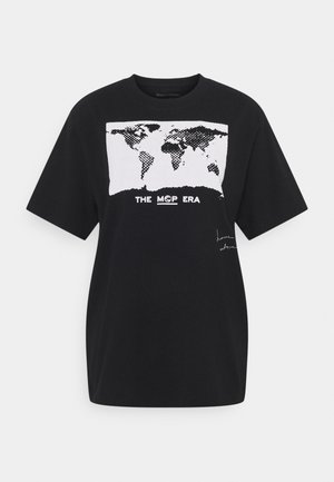 T-shirt in cotone nero con maniche corte, presenta una grafica bianca di una mappa del mondo e il testo "THE MOP ERA" sotto di essa. Design semplice e casual.