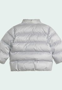 Svetlo srebrna pufasta jakna s kvadratnim dizajnom, kratkim rukavima, visokim ovratnikom i glatkom, sjajnom teksturom. Stražnji pogled prikazuje horizontalne šavove.