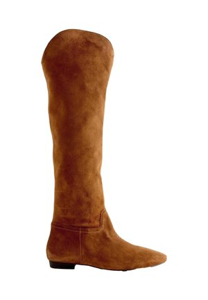 Bota de ante marrón hasta la rodilla con punta afilada, textura suave y un sutil detalle de costura a lo largo del eje y la base. Suela plana.