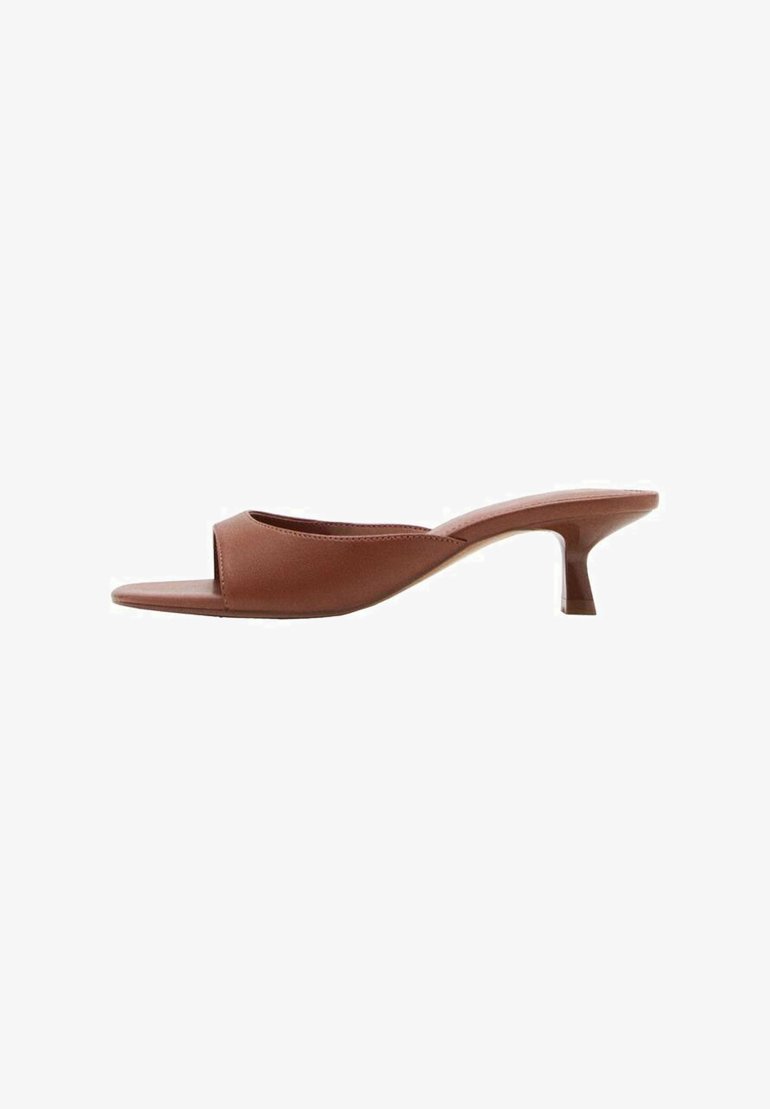 Brune åbne tå hæle mules med en glat, mat finish, der har et buet design og en gennemsigtig, afsmalnende hæl.