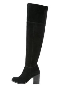 Bottes en suède noir au-dessus du genou avec un talon carré et une texture lisse, comportant des détails cousus le long des coutures.
