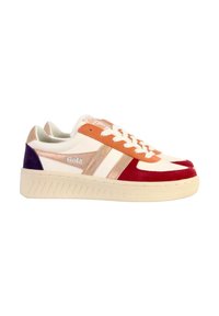 Baskets en daim blanches et rouges avec des accents orange et dorés, dotées d'une semelle en caoutchouc texturée, d'un bout rond et d'un design classique à lacets.
