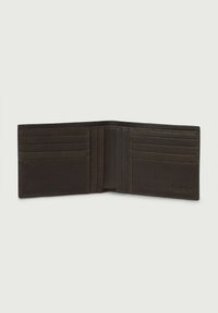 Portafoglio in pelle marrone, design bifold con slot per più carte, texture liscia e dettagli di cucitura sottili. L'interno vuoto mette in mostra lo spazio di archiviazione.