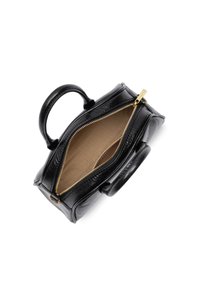 Borsa a mano in pelle nera con chiusura a zip, due manici corti e un interno beige con motivo a spina di pesce. Texture liscia con hardware dorato.