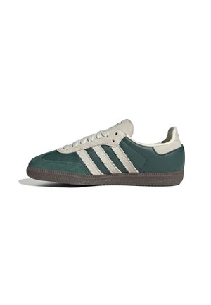 Zielono-beżowy niski sneaker z trzema beżowymi paskami i brązową teksturowaną podeszwą, pokazany od prawej strony na białym tle.