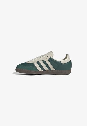 Grøn og beige lavtop-sneaker med tre beige striber og brun tekstureret sål, vist fra højre side på hvid baggrund.