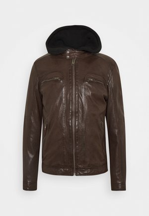 Bruine leren jas met capuchon, met een glanzende textuur, twee rits borstzakken en een ritssluiting aan de voorkant.