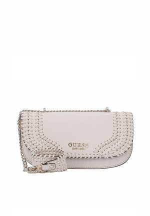 Clutch bag color beige chiaro con dettagli intrecciati, tracolla in catena argentata e logo GUESS dorato. Presenta una chiusura a linguetta e una superficie liscia.