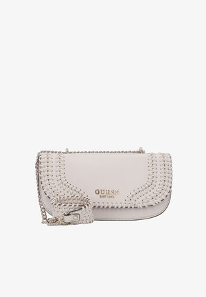 Clutch bag color beige chiaro con dettagli intrecciati, tracolla in catena argentata e logo GUESS dorato. Presenta una chiusura a linguetta e una superficie liscia.