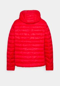 Veste rembourrée rouge avec capuche, présentant une texture matelassée et des coutures horizontales. Le design est simple avec des manches longues.