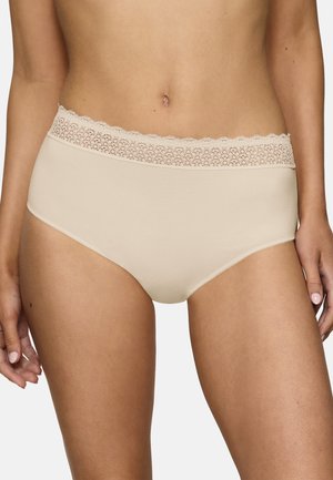Biancheria intima beige da donna a vita alta con bordo in pizzo indossata da una modella in piedi, che mostra la zona della vita e la parte superiore delle cosce.